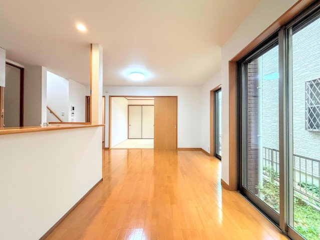 栄区長沼町　中古戸建ての居間・リビング|◆リビングは一日中太陽の光が射し込みます。家族が集まる空間は、自然と笑顔が溢れます！
