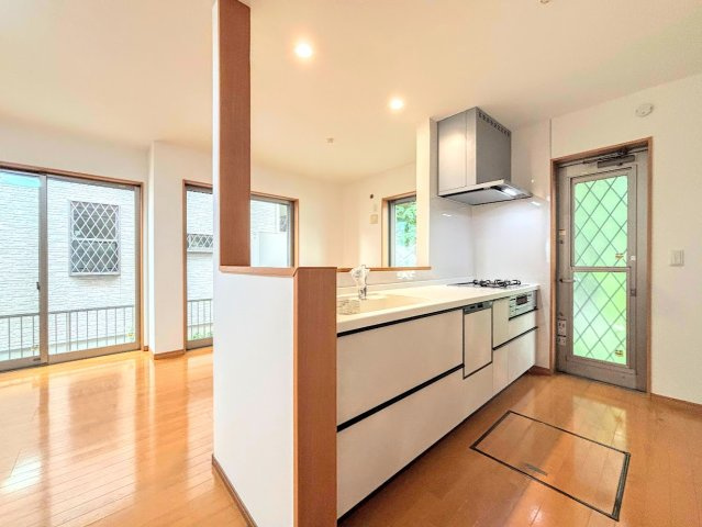 栄区長沼町　中古戸建てのキッチン|◆キッチンからダイニングやリビングが見渡せるキッチン。料理をしながら家族とコミュニケーションをとれるだけでなく、大きな開放感も得られることができます。
