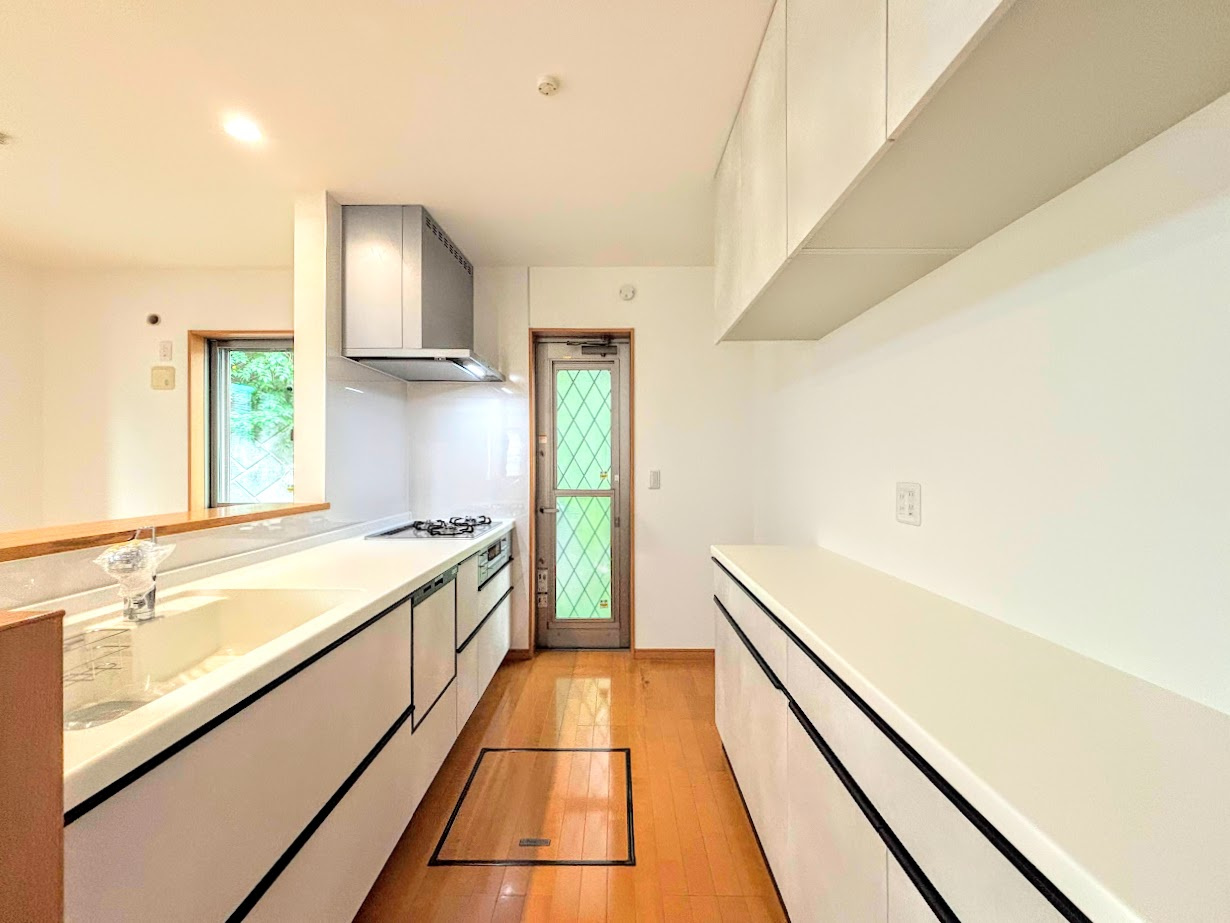 栄区長沼町　中古戸建てのキッチン|◆デザイン性と機能性を兼ね備えたキッチンです。リビングスペースとの一体感が生まれ、広々空間を演出してくれます。
