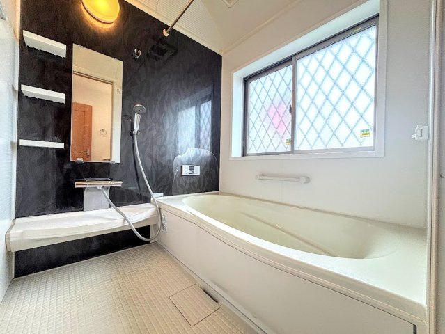 栄区長沼町　中古戸建ての浴室|◆お子様と一緒にバスタイムを楽しめる広々空間。浴室乾燥機付で心地よいバスタイムを実現します。
