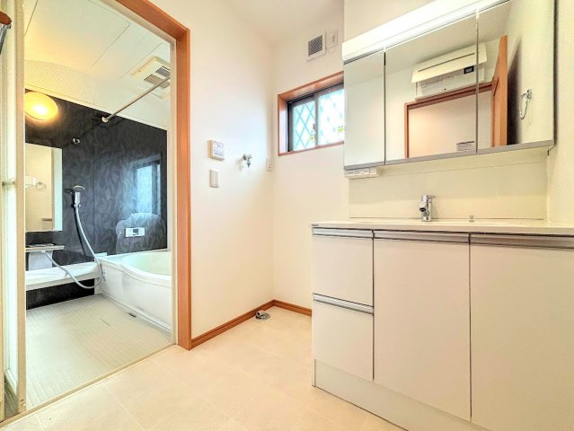 栄区長沼町　中古戸建ての洗面所|◆毎日使う場所だから、機能的で使いやすさに配慮したパウダールーム。すっきりと使えるように収納も豊富にご用意しています。
