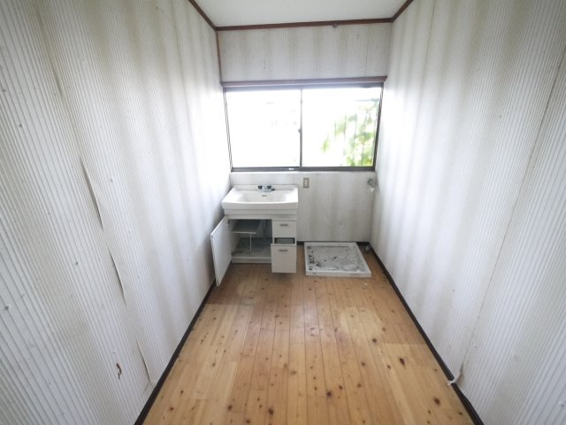 長生郡一宮町東浪見　中古戸建の独立洗面台|敷地約525坪5LDK和風平屋+倉庫 他に地目山林・畑1860坪も合わせ売買になります瓦補修必要です