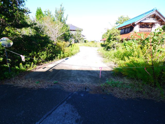 長生郡一宮町東浪見　中古戸建の庭|敷地約525坪5LDK和風平屋+倉庫 他に地目山林・畑1860坪も合わせ売買になります瓦補修必要です