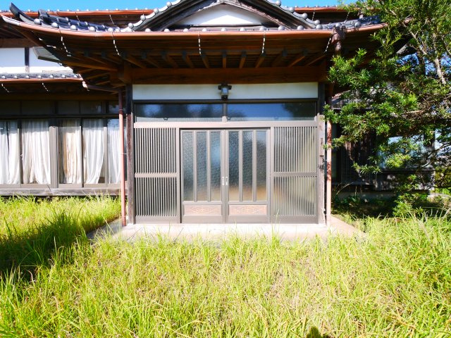 長生郡一宮町東浪見　中古戸建の玄関|敷地約525坪5LDK和風平屋+倉庫 他に地目山林・畑1860坪も合わせ売買になります瓦補修必要です