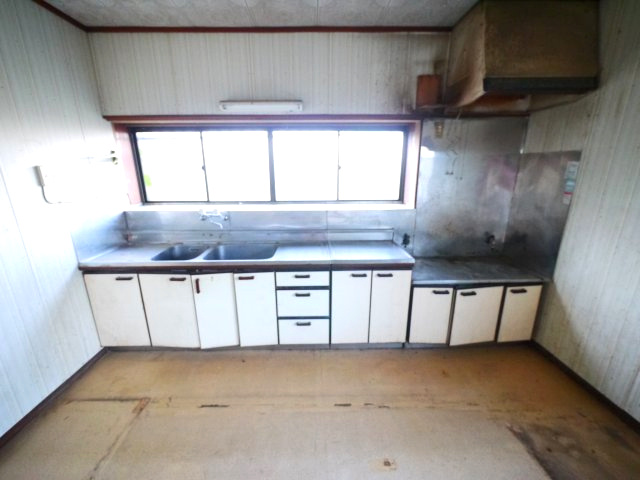長生郡一宮町東浪見　中古戸建のキッチン|敷地約525坪5LDK和風平屋+倉庫 他に地目山林・畑1860坪も合わせ売買になります瓦補修必要です