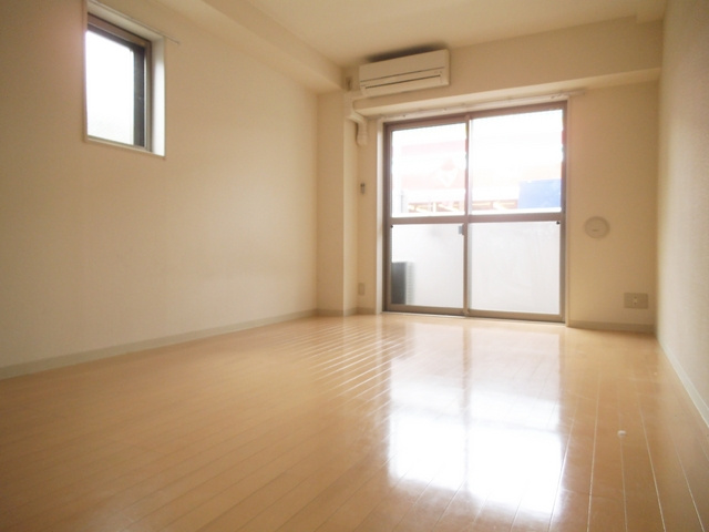 プリムベール北赤羽の居間・リビング|２面窓で通風性良好！