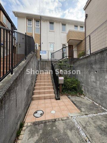 【外観】 | 箱根周遊も思いのまま・全席指定でゆったり快適ロマンスカーの停車駅！
小田急線「秦野」駅徒歩１０分の好立地にございます♪
毎日のお買い物便も良好ですよ。