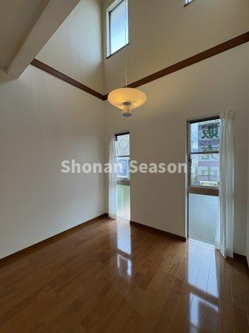 【内装】 | 柔らかな畳の和室・集いのリビングは、テラスに繋がる開放感が魅力的！
朝のお支度捗る２階には、嬉しいセカンド洗面台も完備されております♪