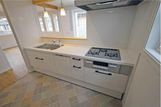 【新築】入間郡三芳町北永井新築分譲住宅 全1棟のキッチン|対面式のシステムキッチンでお料理をしながらリビングを見渡せます！