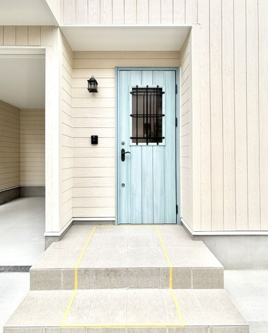 【新築】入間郡三芳町北永井新築分譲住宅 全1棟の玄関|綺麗で明るい玄関アプローチです！