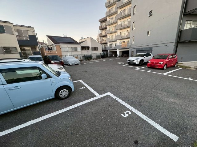 ラヴィータ豊里の駐車場