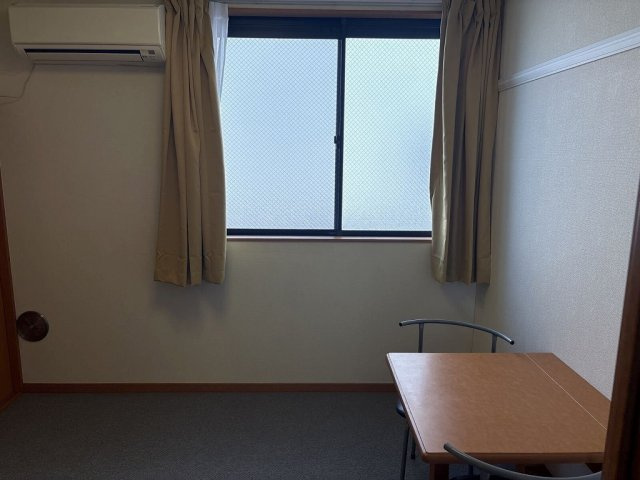 レオパレスプランドール高島の居間・リビング