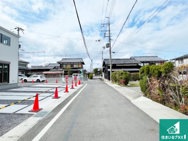 守山市荒見町　第1期　新築一戸建ての前面道路含む現地写真|周辺は閑静な住宅街！前面道路広々で車の出し入れも便利です。駐車が苦手な方でも安心して車庫入れできます！
