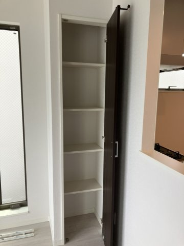 CLIVIA八幡の収納|リビングにある収納です。掃除用具など隠して収納できます♪