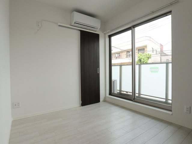 CLIVIA八幡の居間・リビング|可動式仕切り戸付き、大容量クローゼット付の洋室♪