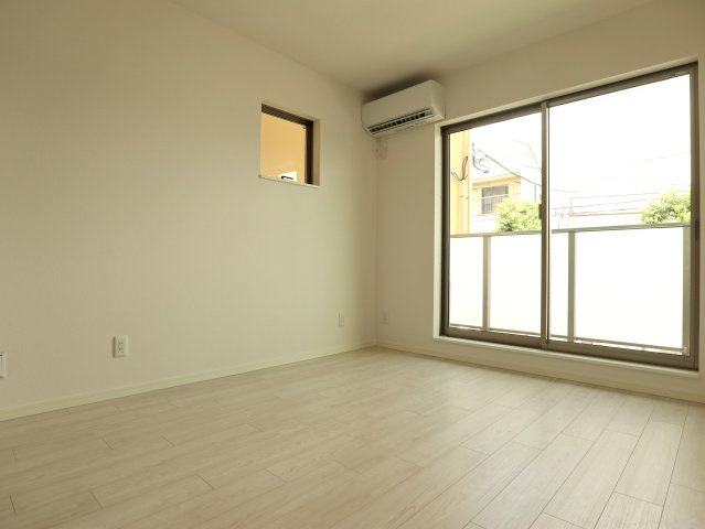 CLIVIA八幡の洋室|6帖の主寝室開放感のある空間♪