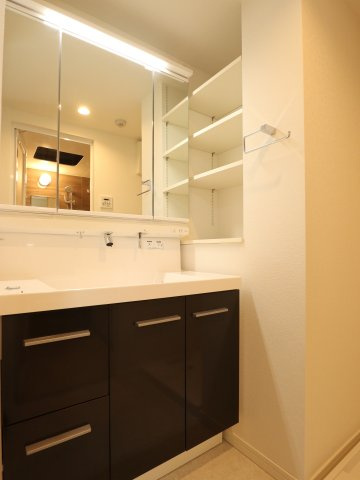 CLIVIA八幡の洗面所|三面鏡タイプの独立洗面台！鏡裏も収納完備♪