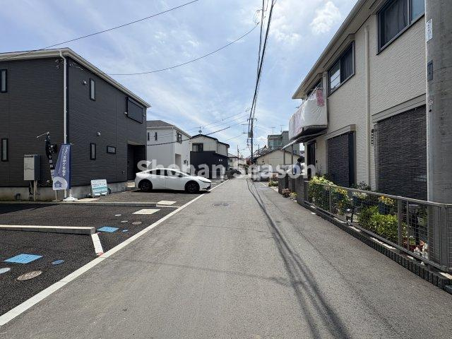 【前面道路含む現地写真】 | 人感センサー×防犯カメラ完備で、セキュリティ面でも安心してお住まいいただけます。