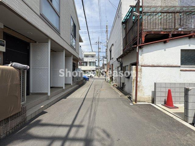 【前面道路含む現地写真】 | 学区の「本町小学校」まで徒歩5分と子育て世帯にも嬉しい立地！
