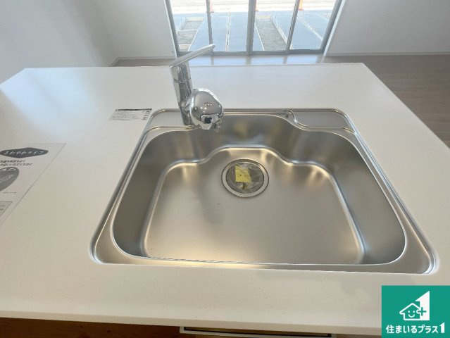 守山市荒見町　第1期　新築一戸建ての独立洗面台|清潔感のある洗面台です。フラットな鏡は掃除がしやすく毎日清潔！ホースは引き出して使えるので洗顔やお掃除の際に便利です！