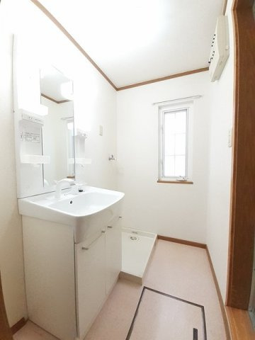 モア　ルフランの洗面所|明るい洗面所です