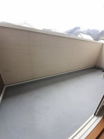 ヴィラージュのバルコニー|外からの目が気にならないバルコニーで洗濯物が干せます