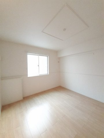 トビアスガーデン南沖洲Ｂの内装|明るい室内です