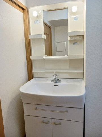 シャン・ドゥ・フルールの洗面所|明るい洗面所です