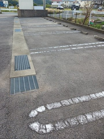 セレブリティ　Ｄの駐車場|車をお持ちの方に嬉しい駐車場付きの物件です