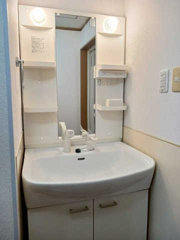 ヴィラ・ファミールＢの洗面所|スペースが確保できる洗面所です