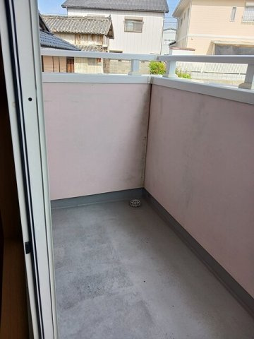 ヴィラ・ファミールＢのバルコニー|外からの目が気にならないバルコニーで洗濯物が干せます