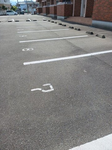 ヴィラ・ファミールＢの駐車場|車をお持ちの方に嬉しい駐車場付きの物件です