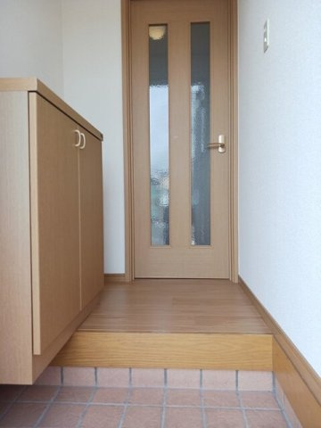 ヴィラ・ファミールＢの玄関|明るい玄関です