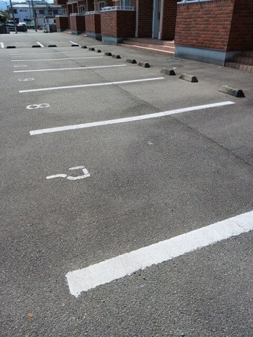 ヴィラ・ファミールＢの駐車場|駐車場に車を止められます