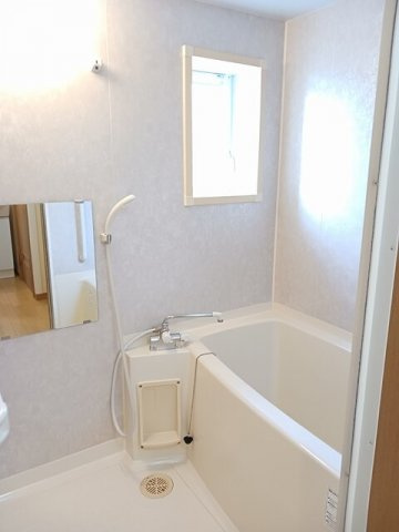 ヴィラ・ファミールＢの浴室|ゆったり過ごせるお風呂です