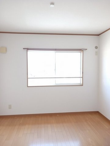 ヴィラ・ファミールＢの内装|明るい室内です