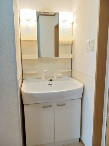 ヴィラ・ファミールＡの洗面所|忙しい朝には欠かせない洗面所です