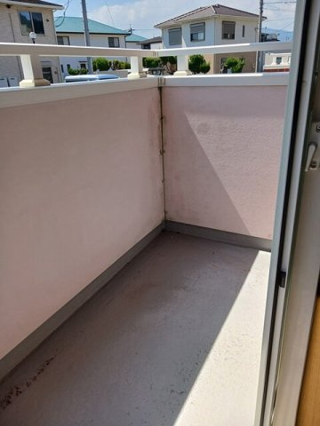 ヴィラ・ファミールＡのバルコニー|開放的で明るい空間を演出してくれるバルコニーです