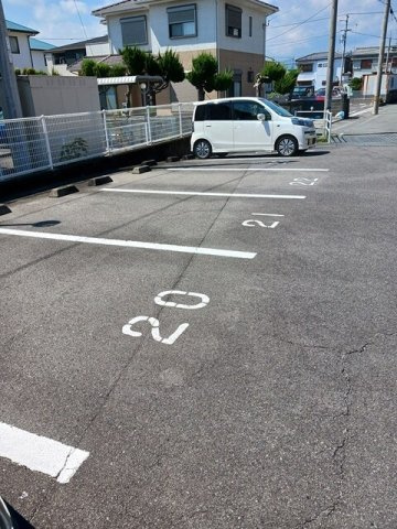 ヴィラ・ファミールＡの駐車場|車をお持ちの方に嬉しい駐車場付きの物件です