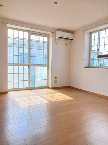 プレアヴェニューＢの居間・リビング|こちらの居間で趣味の時間をお楽しみください