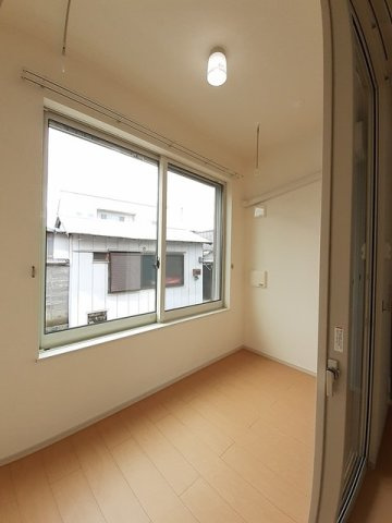 エレガンテ・カーサのバルコニー|外からの目が気にならないバルコニーで洗濯物が干せます