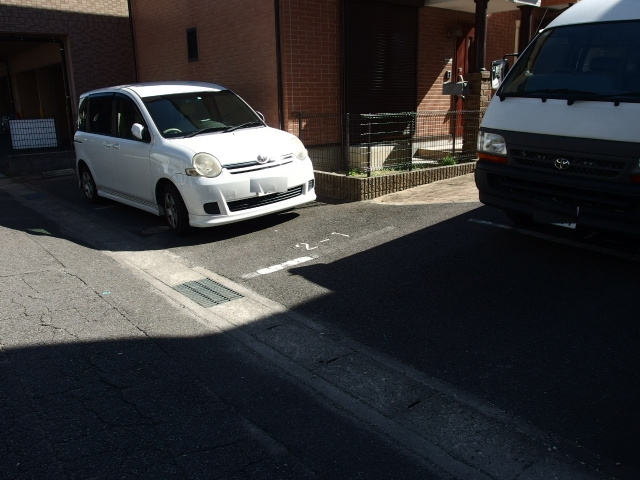 ファミール末広の駐車場