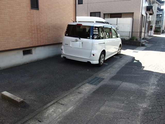 ファミール末広の駐車場