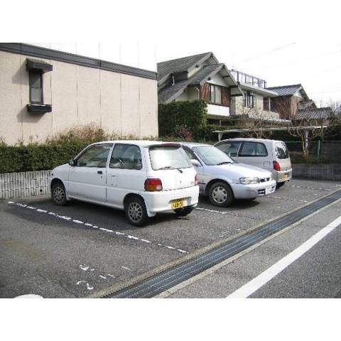 サンハイツセジュールＥの駐車場