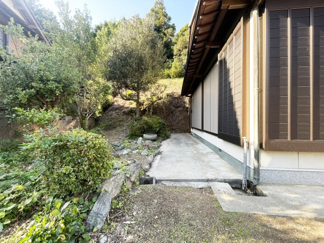 上八万町樋口114　借家の庭