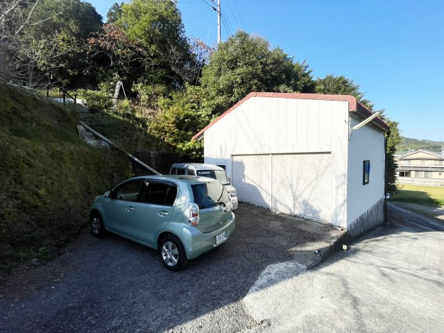 上八万町樋口114　借家の駐車場