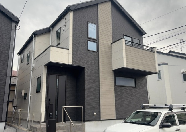 【外観】 | ついに完成致しました！現地をご見学に行く際は、道路の幅や周辺の交通量、施設などをご確認頂くことをおすすめします！物件の流れが早いため、内見をしたい方はお早めに当社営業までお問い合わせ頂きご予約下さい！