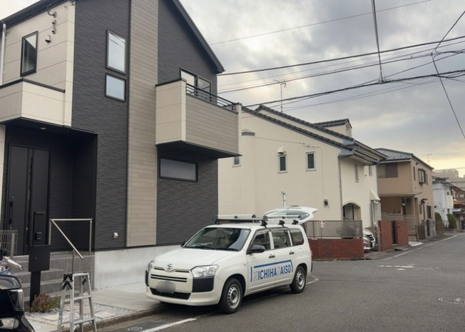 【前面道路含む現地写真】 | 住宅用の土地では前面道路に2m以上接していなければならないと法律で定められています。しかし、お持ちの車のサイズやライフスタイルなどにより、2mでは利便が悪い場合もございますので、事前に確認しましょう。