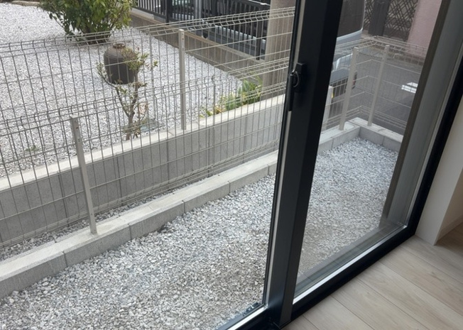 【内装】 | サッシとは、ガラス窓に使用される金属製の窓枠のことです。一般的に住宅建築では、金属製建具工事の段階で備え付けるもので、ガラス類や玄関、バスルームのスチール製のドアなどと同じタイミングで工事を行います。