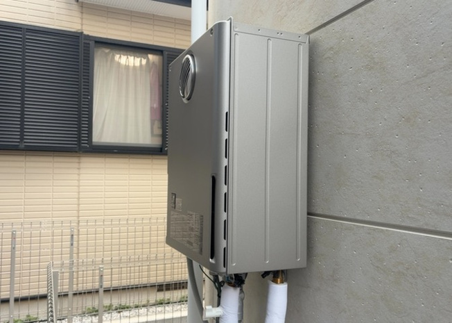 【発電・温水設備】 | 省エネ給湯器とは従来型の給湯器より熱効率が高く、少ない燃料でたくさんのお湯を沸かすことが出来る高効率な給湯器のことを指します。また、省エネ給湯器には種類があり、利便性や効果なども様々です。